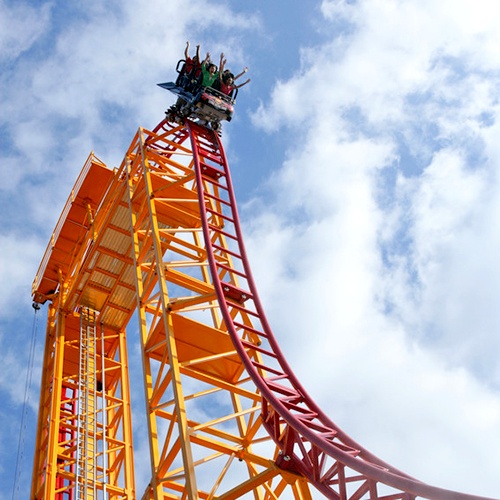 Dare Devil Dive plummeting down it’s first drop that dives beyond vertical. Located at Six Flags Over Georgia. #SixFlags