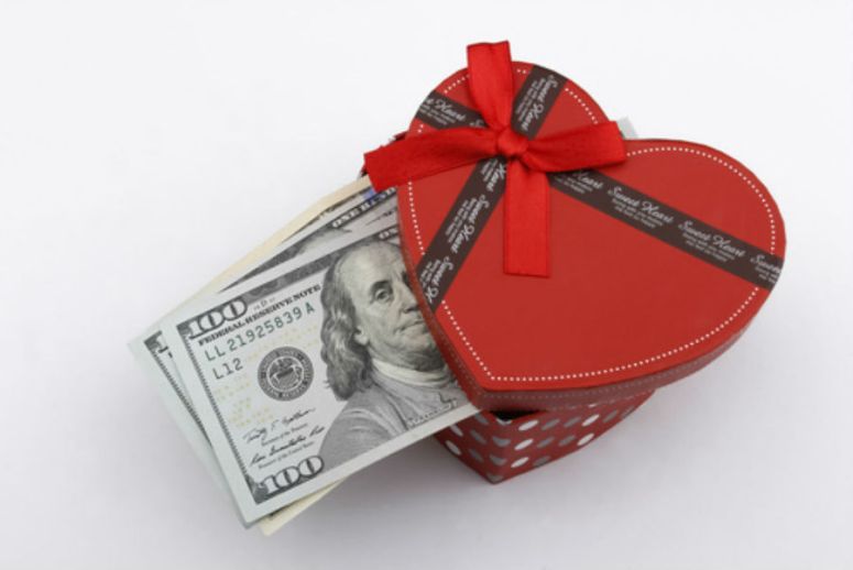 Valentines_day_gift_with_money_canonlife_Fotolia-2913326683
